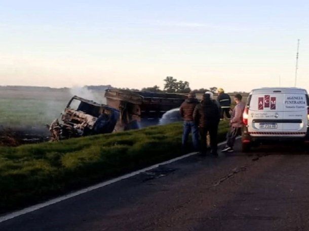 Una ambulancia chocó contra un camión, y murieron el médico y el chofer